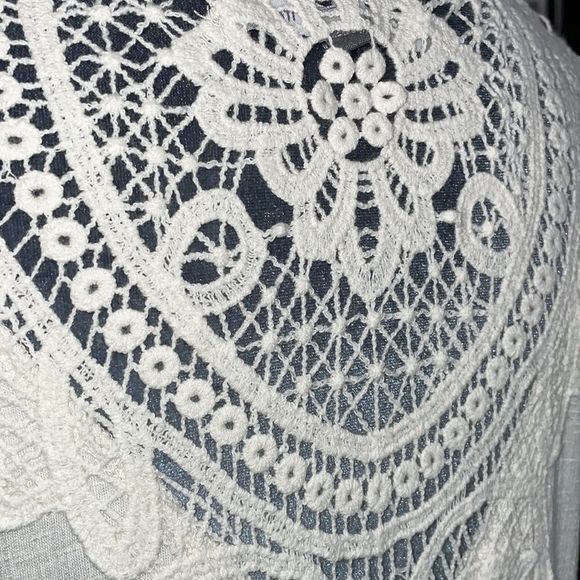 Daisy Fuentes sleeveless lightly textured button down lace appliqué back - Picture 3 of 6